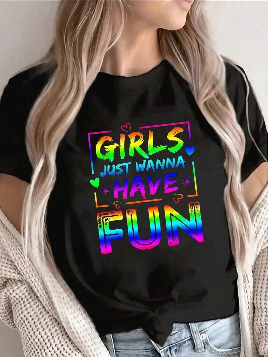 Cómodo Camiseta Y2K con diseño vibrante y colorido que dice chicas solo quieren divertirse, perfecta para mostrar tu estilo divertido y moderno, ideal para salir con amigos y disfrutar de cada momento, adquiere esta única camiseta y destaca con un toque especial. , playeras de mujer algodon - Negro - Ver 1