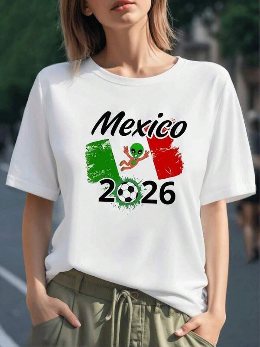 Bandera de México con un divertido extraterrestre celebrando el fútbol y el espíritu del 2026 que transmite unión y pasión deportiva camiseta para mujer 100% algodón - Negro - Ver 1