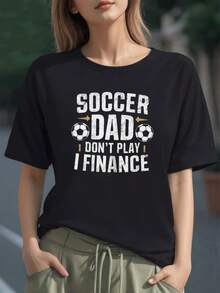 Dos balones de fútbol junto a frases que expresan apoyo y orgullo familiar hacia un padre apasionado por el deporte y la responsabilidad económica en casa camiseta de mujer 100% algodón - Negro - Ver 1