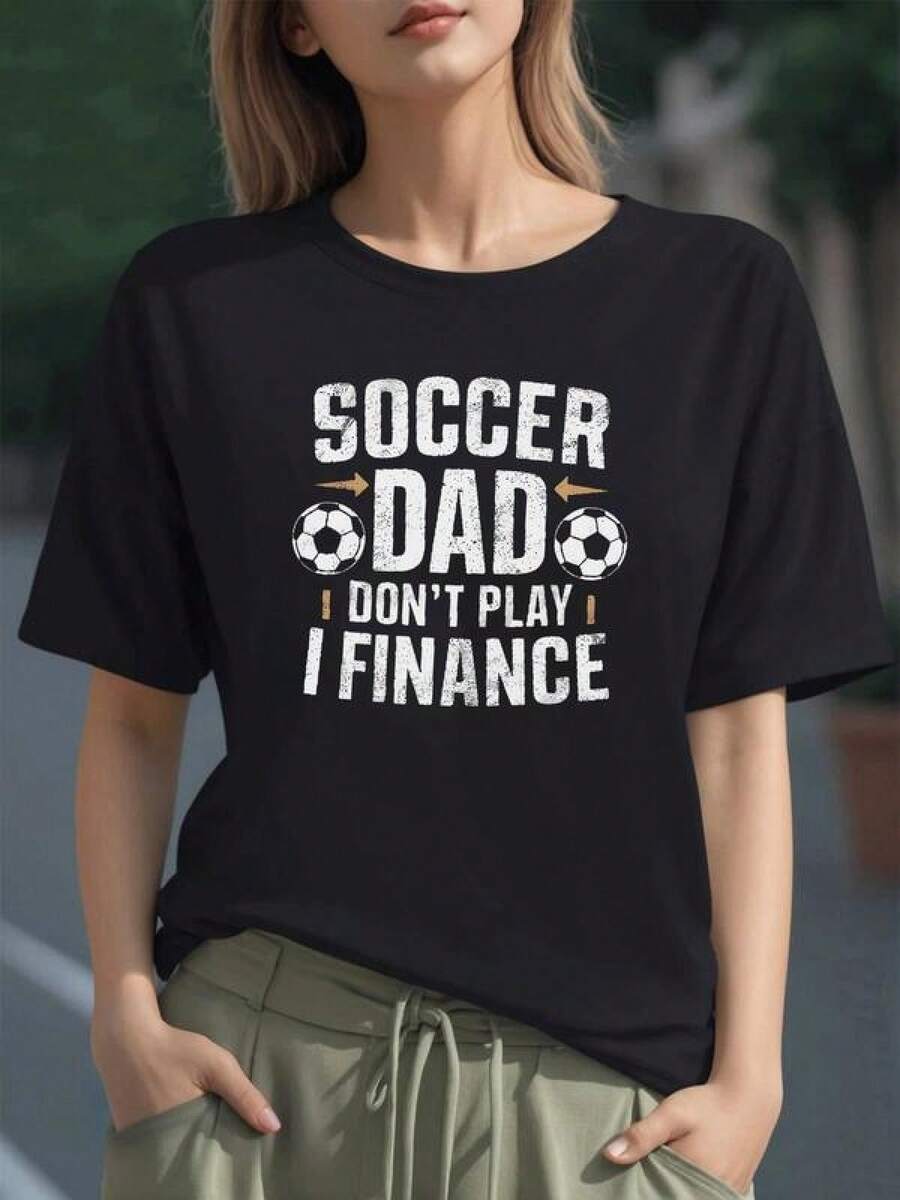 Dos balones de fútbol junto a frases que expresan apoyo y orgullo familiar hacia un padre apasionado por el deporte y la responsabilidad económica en casa camiseta de mujer 100% algodón - Negro - Ver 1
