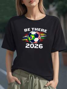Balón con banderas de varios países y texto Be There 2026 que inspira unidad y pasión por el fútbol camiseta para mujer 100% algodón cómoda y perfecta para fans del torneo mundial - Negro - Ver 1
