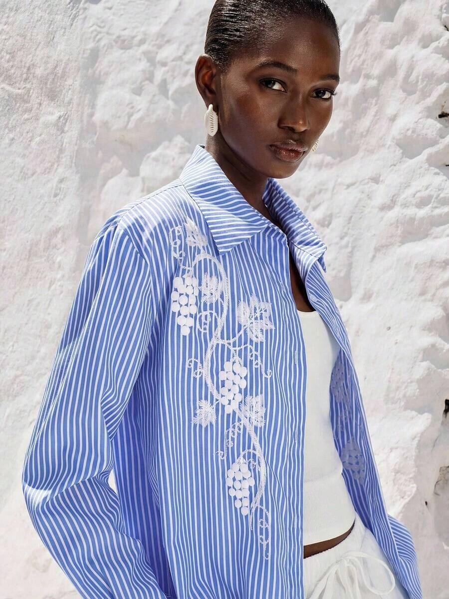 Camisa de manga larga con rayas azules y blancas bordada delicadamente, con estilo vintage francés con elementos florales y de vid, versátil para el trabajo, uso casual y vacaciones - Azul - Ver 1