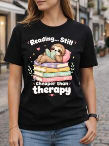Leer es más barato que la terapia. Divertida cita para amantes de los libros. Lindo perezoso. Camiseta, regalo para lectores introvertidos. Camiseta con estampado acogedor para amantes de los libros. 220 g de algodón puro unisex. Peso ideal para todas las estaciones, apta tanto para hombres como para mujeres. Tejido duradero de alta calidad, suave al tacto y de larga duración. Parte superior transpirable, adecuada para el uso de otoño y vacaciones de las mujeres. - Negro - Ver 1