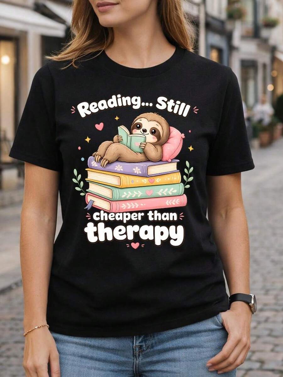 Leer es más barato que la terapia. Divertida cita para amantes de los libros. Lindo perezoso. Camiseta, regalo para lectores introvertidos. Camiseta con estampado acogedor para amantes de los libros. 220 g de algodón puro unisex. Peso ideal para todas las estaciones, apta tanto para hombres como para mujeres. Tejido duradero de alta calidad, suave al tacto y de larga duración. Parte superior transpirable, adecuada para el uso de otoño y vacaciones de las mujeres. - Negro - Ver 1