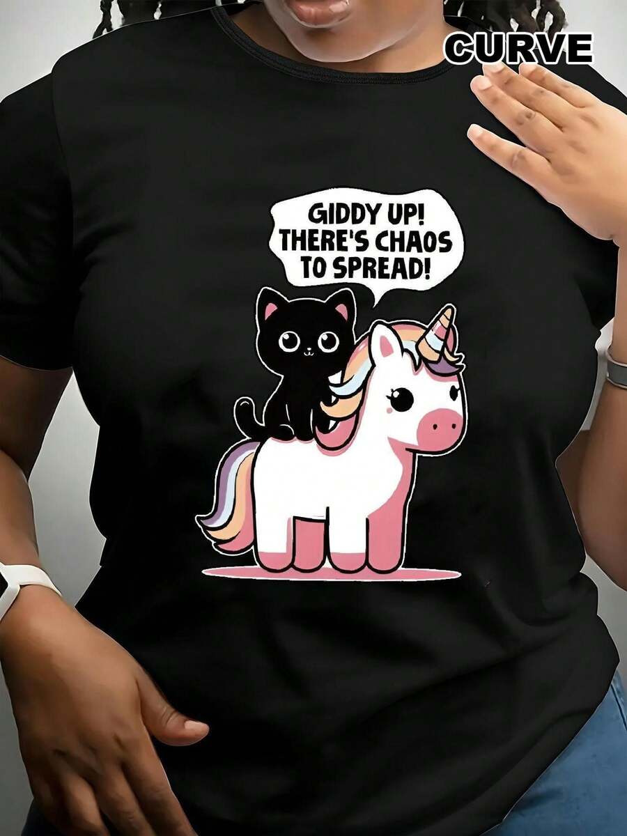 Camiseta de mujer de talla grande con estampado divertido - Camiseta elástica de color negro brillante con el eslogan "Spread Chaos" y un diseño de un lindo gato montado en un unicornio - Camiseta suave para el día a día, un imprescindible para la primavera, ropa casual, diseño exquisito, costuras de calidad, blusa negra de algodón para mujer, única y elegante. - Negro - Ver 1