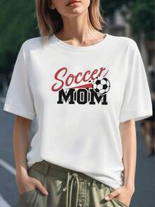 Texto con balón y palabra Soccer Mom que simboliza orgullo y apoyo de madre hacia su hijo futbolista camiseta para mujer de 100% algodón cómoda y casual - Negro - Ver 6