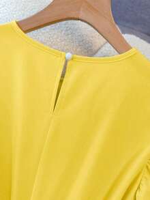 Vestido de mujer de longitud media, cómodo y suave, sin estiramiento, con cuello redondo, mangas de vuelo, cintura elástica, decoración de botones de perla, estilo francés elegante y versátil para vacaciones y viajes, color albaricoque, primavera - Amarillo claro - Ver 4
