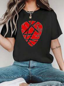 Camiseta Casual Negra para Mujer con Estampado de Púa de Guitarra Roja, Manga Corta, Cuello Redondo, Camiseta Gráfica Elegante para Vestimenta Casual, Ropa para Todas las Temporadas |   Camiseta con estampado gráfico |   Ropa Casual Elegante, Camiseta Musical para Mujer - Negro - Ver 7