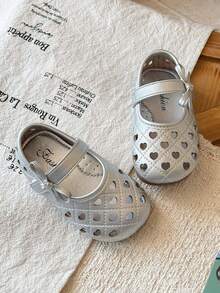 1 Pair Girls' Shallow-Cut Cute Flat PU Princess Loafers, British Style Hollow Breathable Roman Style, Soft Sole Non-Slip Versatile Children's Performance Shoes, Minimalist Fashion Baby Toddler Walking Shoes, Outdoor Indoor Mary Jane Driving Loafers, Magic Tape Easy On/Off School Shoes, Suitable For Summer Wear - Silver - View 6