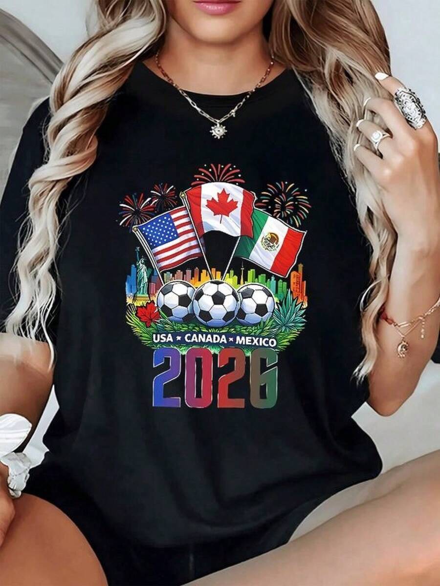 Banderas de Estados Unidos Canadá y México con balones de fútbol y fuegos artificiales que celebran la unión deportiva del torneo 2026 camiseta de mujer casual cómoda y moderna - Negro - Ver 1