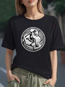 Figura de futbolista pateando un balón dentro de un círculo que simboliza energía movimiento y pasión por el deporte camiseta para mujer 100% algodón suave y cómoda - Negro - Ver 6