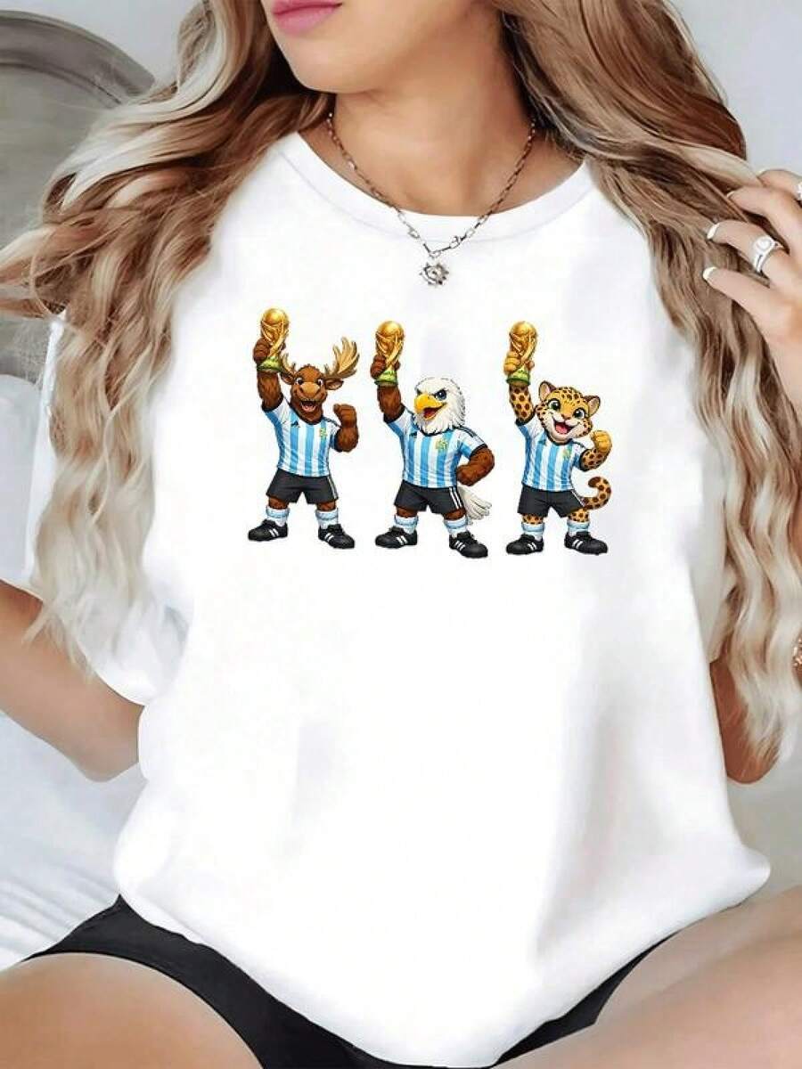 Animales alegres con cuerpo atlético celebrando la victoria sosteniendo trofeos dorados mientras visten camisetas celestes a rayas camiseta de mujer casual moderna cómoda ideal para fanáticas del fútbol - Negro - Ver 1