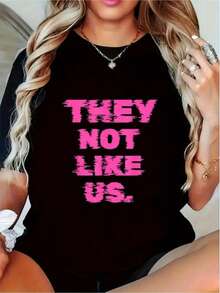 "They Don't Like Us" Distressed Print T-Shirt - Black With Pink Crew Neck And Short Sleeves | Lightweight And Casual Summer Blouse, Suitable For Casual Wear, Machine Washable Crew Neck T-Shirt - 黑色 - 查看 1