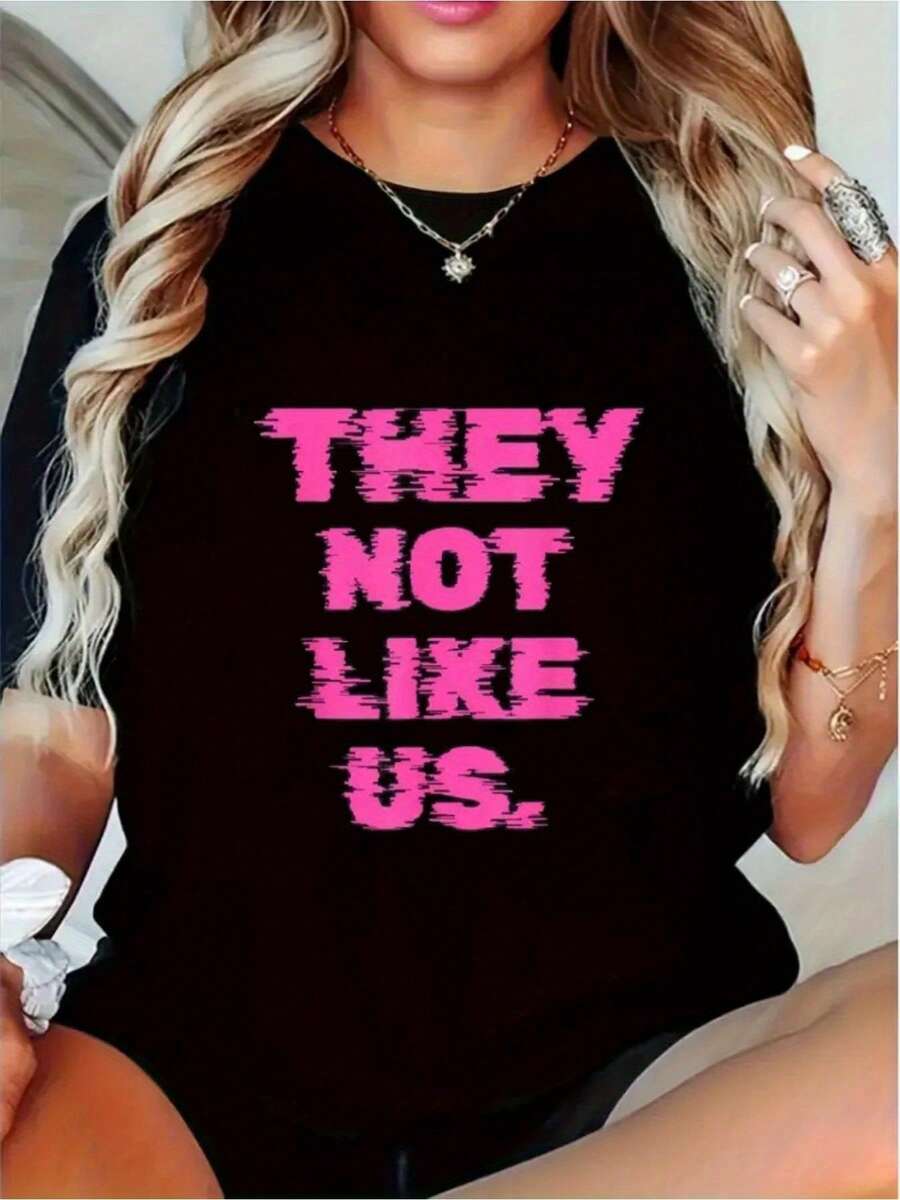 "They Don't Like Us" Distressed Print T-Shirt - Black With Pink Crew Neck And Short Sleeves | Lightweight And Casual Summer Blouse, Suitable For Casual Wear, Machine Washable Crew Neck T-Shirt - 黑色 - 查看 1