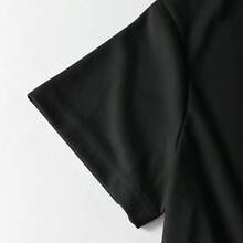 "Manos de Esqueleto Formando un Corazón" - Estampado Gráfico Humorístico y Peculiar - Camiseta Casual de Cuello Redondo para Mujer en Tallas Grandes (Primavera/Verano) - Negro - Ver 3
