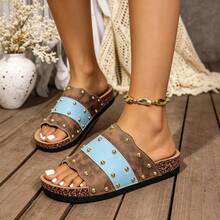 Sandalias de playa para mujer, decoradas con remaches metálicos en toda la parte superior, líneas onduladas vintage que delinean un aspecto de moda, suela y parte superior suaves que hacen que el usuario se sienta súper cómodo, una sandalia plana premium - Niebla azul marrón - Ver 4