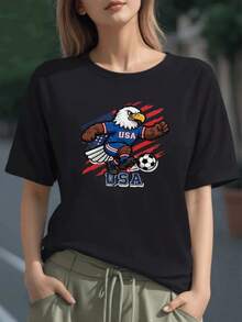 Águila poderosa con uniforme azul de USA pateando un balón junto a franjas rojas simboliza fuerza patriótica y espíritu deportivo camiseta para mujer 100% algodón - Negro - Ver 1