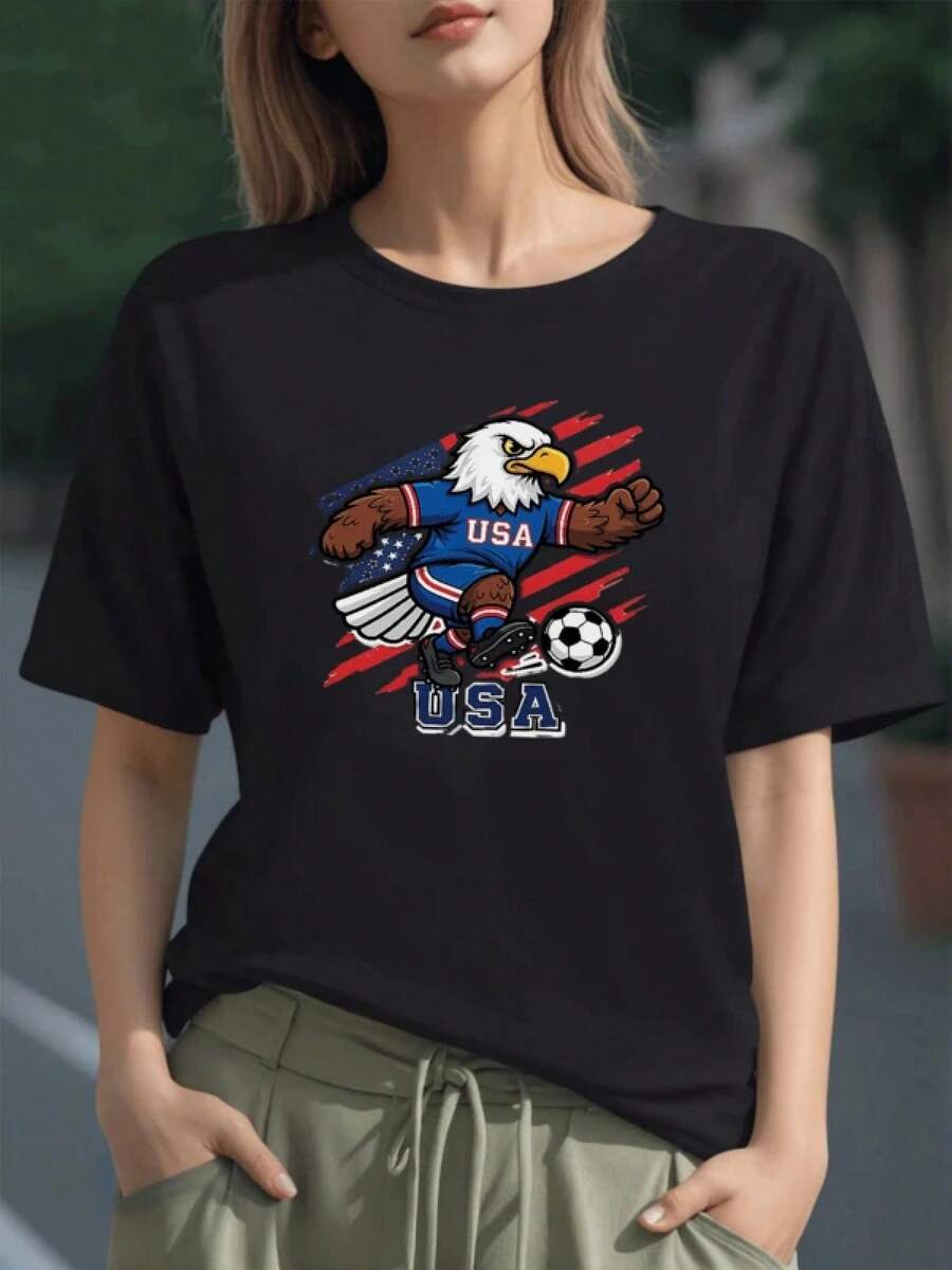 Águila poderosa con uniforme azul de USA pateando un balón junto a franjas rojas simboliza fuerza patriótica y espíritu deportivo camiseta para mujer 100% algodón - Negro - Ver 1