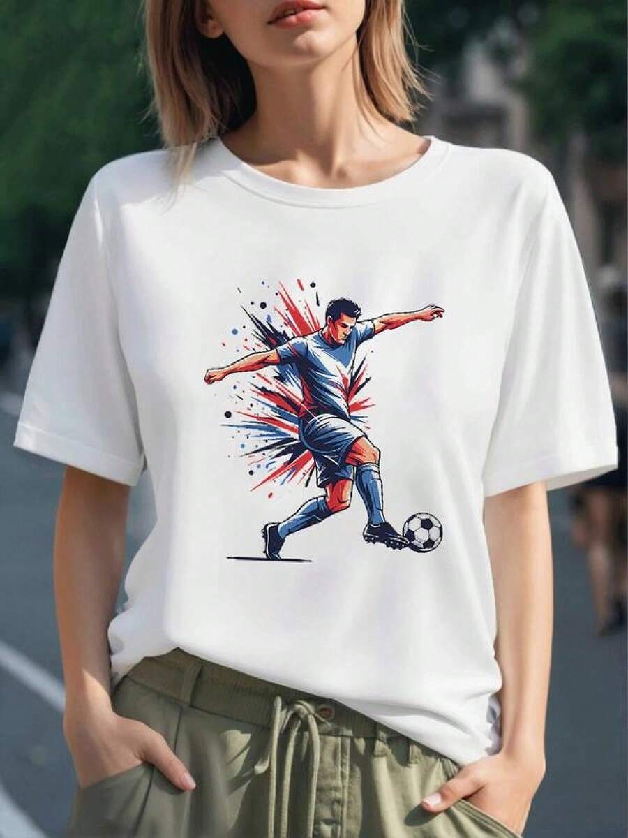 Jugador de fútbol en acción con explosión de colores rojo y azul que simboliza pasión y energía del deporte camiseta para mujer 100% algodón cómoda y moderna - Negro - Ver 1