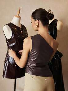 Top de mujer de un solo hombro de PU con plisados en la cintura color borgoña, top estilizador de la cintura para mujeres - Marrón 2 - Ver 2