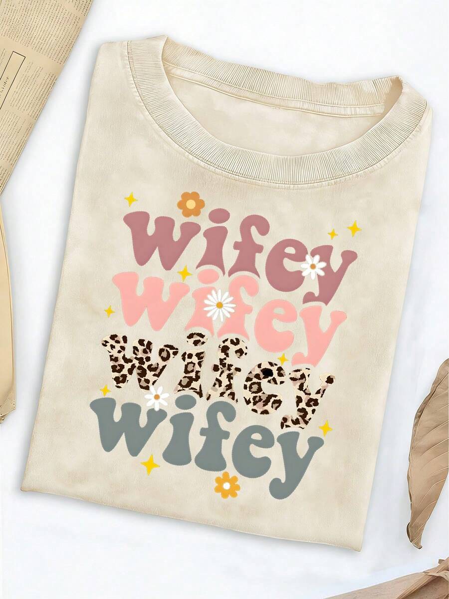 Men's And Women's Washed Cotton T-Shirt With A Distressed Effect, American Retro Leopard Print, Layered "WIFEY" Print, Casual Short Sleeves For Stylish Moms, Unisex Soft Fabric Crew Neck T-Shirt, Urban Style, Casual Top, Ideal For Everyday Wear, Holidays Or As A Gift Option. - 杏色 - 查看 1