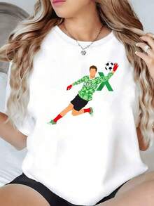 Figura de un portero mexicano en pleno salto con fondo de patrones verdes que evocan la energía del fútbol y la pasión nacional camiseta de mujer con estilo deportivo casual y moderno para uso diario - Negro - Ver 6