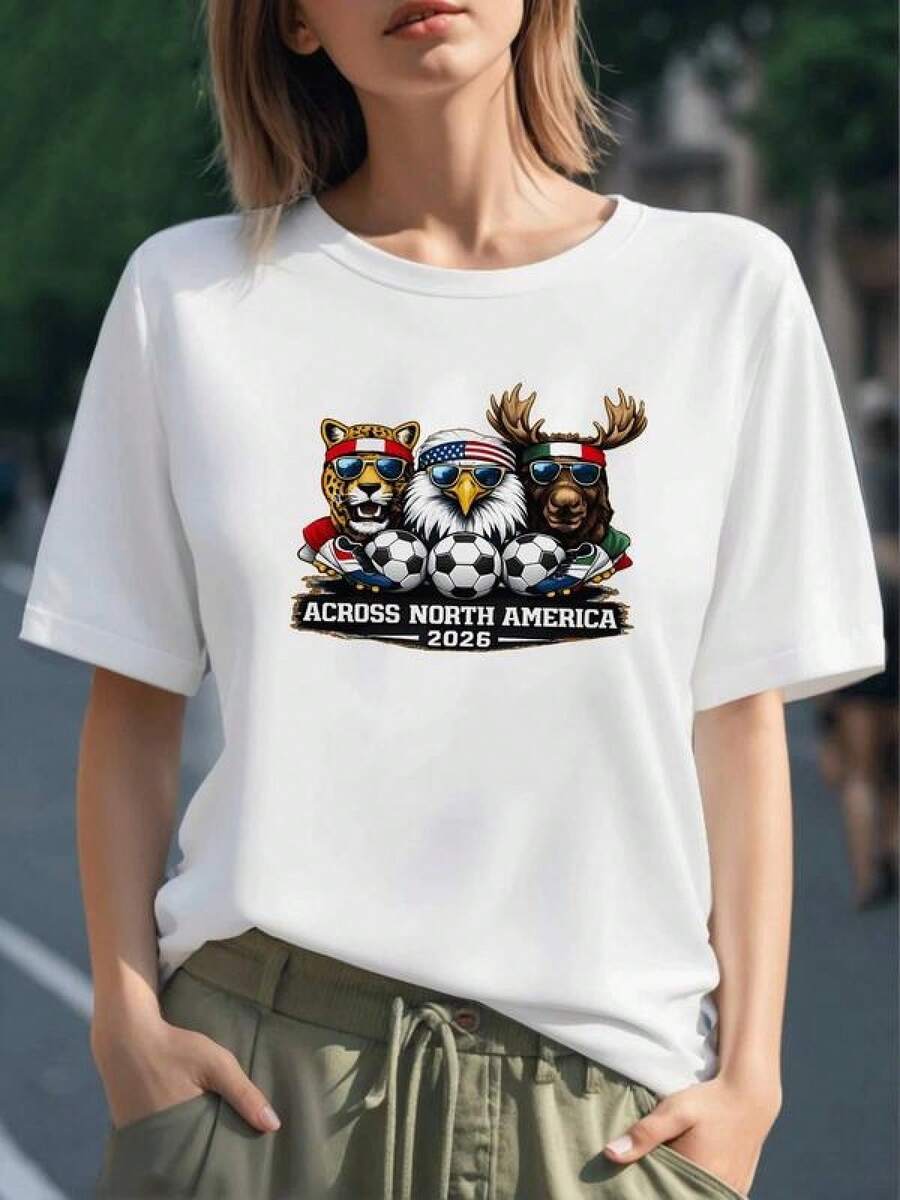 Tres animales con gafas y banderas de Norteamérica sosteniendo balones de fútbol que simbolizan unión y espíritu deportivo camiseta para mujer 100% algodón - Negro - Ver 1