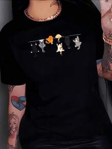 Gatos divertidos colgando de una cuerda simbolizan amistad ternura y alegría transmitiendo una sensación de calma y humor ideal para amantes de los felinos camiseta de mujer casual cómoda y moderna - Negro - Ver 8