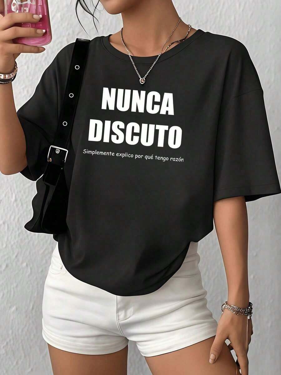 La frase en la impresión expresa confianza y humor con el mensaje 'Nunca discuto, simplemente explico por qué tengo la razón', transmitiendo elegancia moderna. Camiseta casual cómoda para mujer, 100% algodón, para uso diario. - Negro - Ver 1