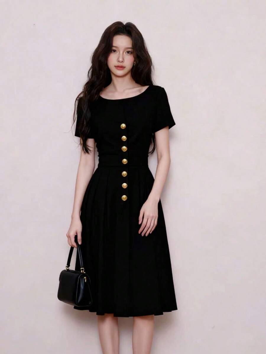 Women's Black Summer Dress, Round Neckline, Gold Buttons, Fitted Cut With Pleated Midi Skirt, Elegant And Sophisticated For Office Or Events. - 黑色 - 查看 1