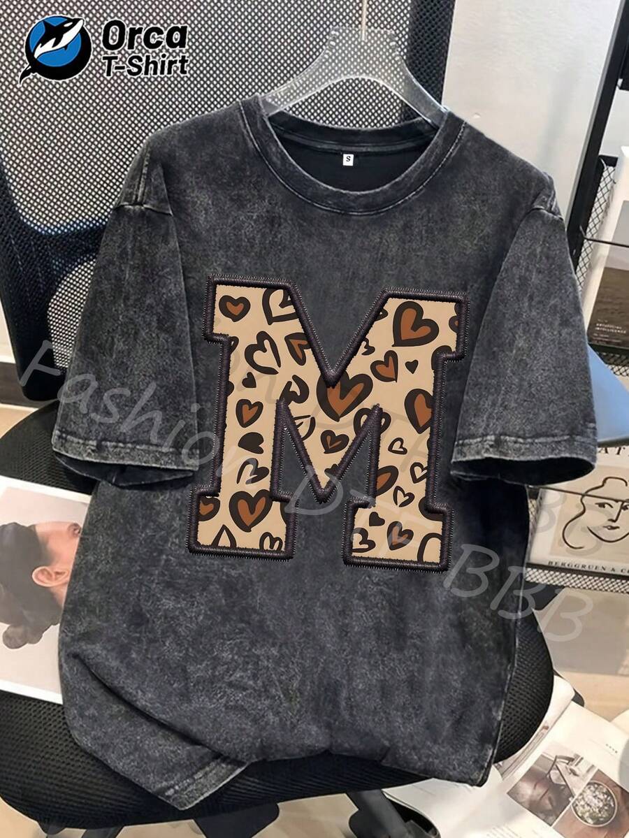 1 Leopard Print T-Shirt With A Heart And The Letter M, A Fashionable, High-Quality Washed Cotton T-Shirt From The Orca Brand. This Unisex T-Shirt Is A Popular Choice For Everyday Wear And Makes A Perfect Gift For Family And Friends On Holidays Such As Easter, Mother's Day, And Independence Day. 180g 100% Cotton - 黑色 - 查看 1