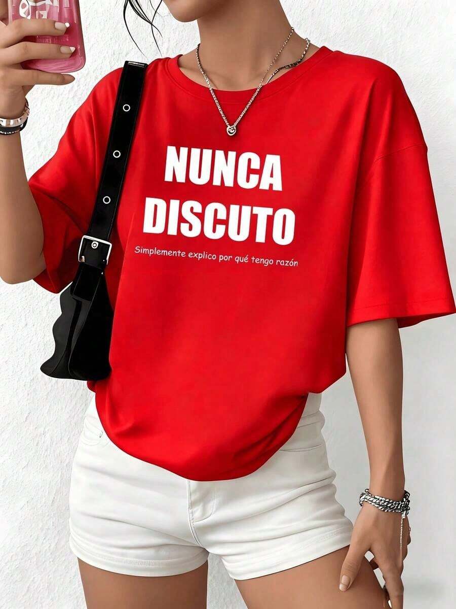 La frase en la impresión expresa confianza y humor con el mensaje 'Nunca discuto, simplemente explico por qué tengo la razón', transmitiendo elegancia moderna. Camiseta casual cómoda para mujer, 100% algodón, para uso diario. - Rojo - Ver 1