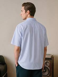 VeloEdit Camisa Social de Manga Curta Masculina Tecida com Listras e Bolso no Peito, Azul e Branca, Adequada para Uso Casual ou de Escritório no Verão, Gola de Algodão, para Amigos, Itens de Casal Tênis Preppy, Presente do Dia dos Pais, Dinheiro Antigo, para Namorado, Looks para Homens - Azul e Branco - Visão 2