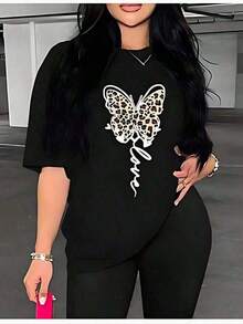 Mujer Camiseta De Mujer MéXico EnvíO Tela Transpirable De Alta Calidad Estampado De Lavado A MáQuina Fresco Deportes Cuello Redondo Casual Manga Corta VersáTil Nueva Era Lavable A MáQuina, Top Casual De Cuello Redondo De Deportes De Trabajo Estudiantil, Moda CóModa Y Moderna |   Vestidos De Mujer Verano Almacen LocalCamisa De Manga Corta Negra Con Un Hermoso PatróN De Mariposa De Estampado De Leopardo Y Texto En CaligrafíA Blanca Debajo Del PatróN. - Negro - Ver 2