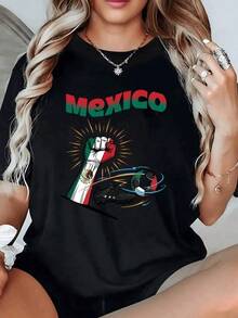 Puño levantado con los colores de México expresando fuerza unidad y amor por el fútbol acompañado de un balón tricolor y un brillo de energía camiseta de mujer casual moderna y cómoda ideal para fanáticas mexicanas - Negro - Ver 1