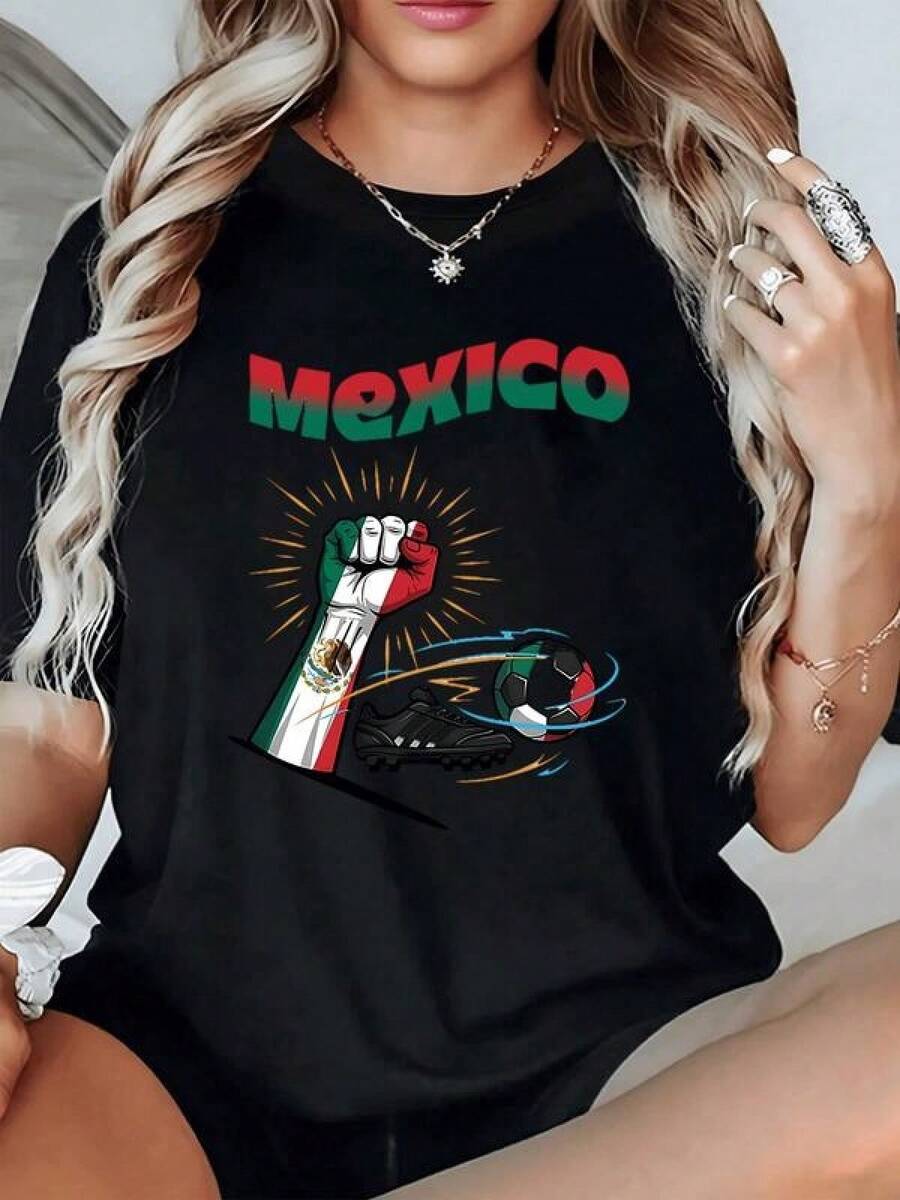 Puño levantado con los colores de México expresando fuerza unidad y amor por el fútbol acompañado de un balón tricolor y un brillo de energía camiseta de mujer casual moderna y cómoda ideal para fanáticas mexicanas - Negro - Ver 1