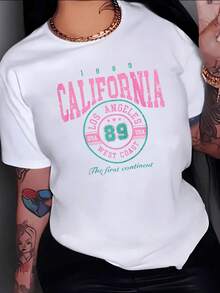 Tipografía vintage con letras grandes que evocan el espíritu libre de California combinando tonos rosa y verde que simbolizan energía juventud y aventura camiseta de mujer moderna casual cómoda para uso diario - Blanco - Ver 1