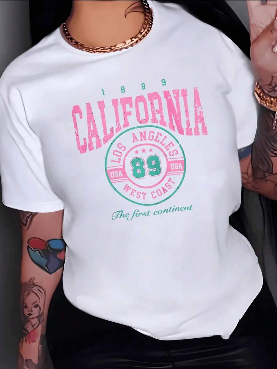 Tipografía vintage con letras grandes que evocan el espíritu libre de California combinando tonos rosa y verde que simbolizan energía juventud y aventura camiseta de mujer moderna casual cómoda para uso diario - Blanco - Ver 1