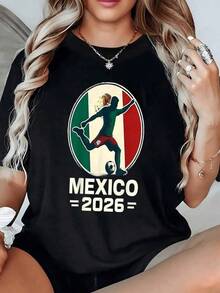 Figura de jugador de fútbol en movimiento sobre fondo con los colores de la bandera mexicana simbolizando la pasión nacional por el deporte y la esperanza hacia el campeonato mundial 2026 camiseta de mujer casual moderna cómoda para fanáticas del fútbol - Negro - Ver 1