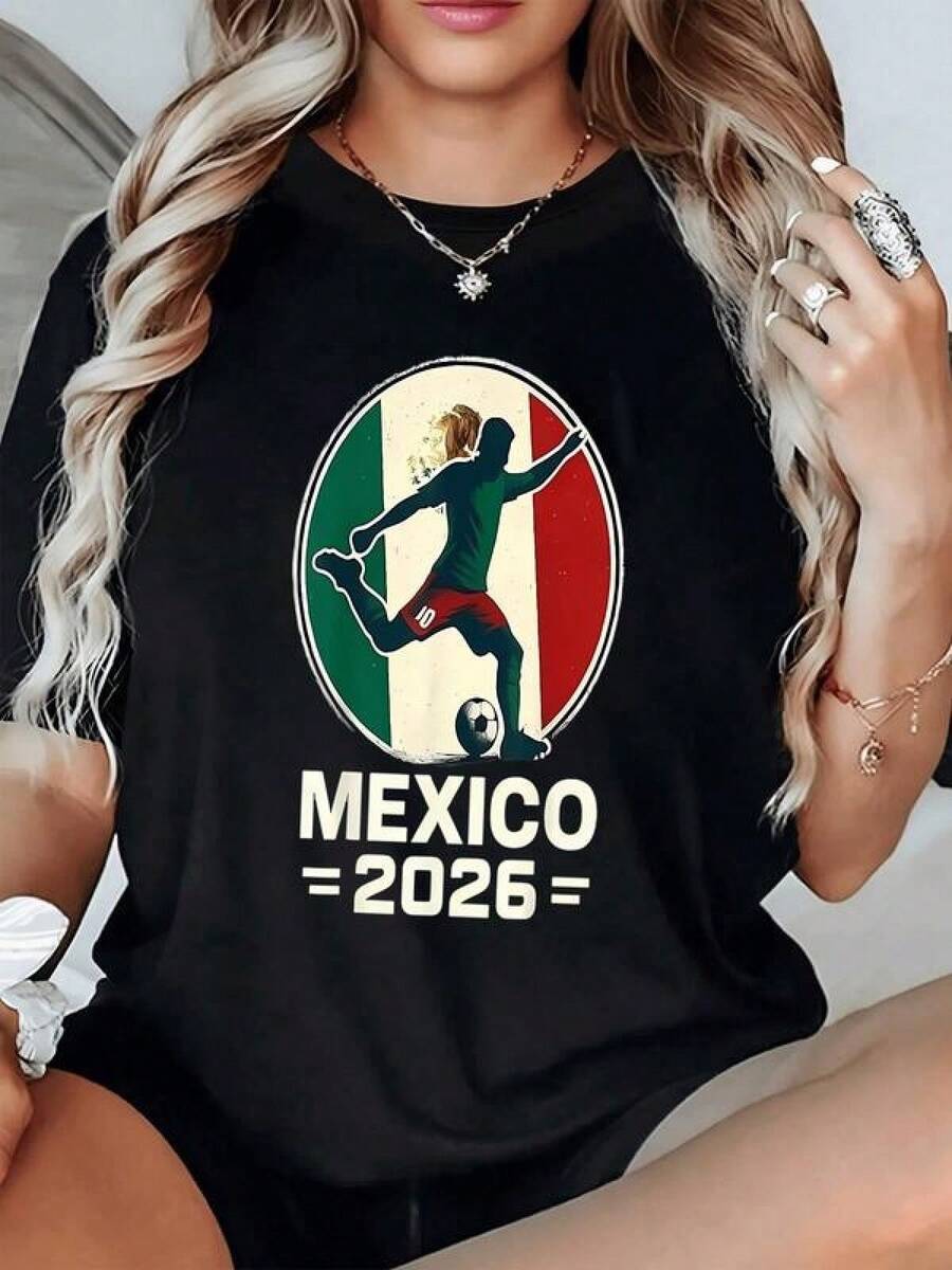 Figura de jugador de fútbol en movimiento sobre fondo con los colores de la bandera mexicana simbolizando la pasión nacional por el deporte y la esperanza hacia el campeonato mundial 2026 camiseta de mujer casual moderna cómoda para fanáticas del fútbol - Negro - Ver 1