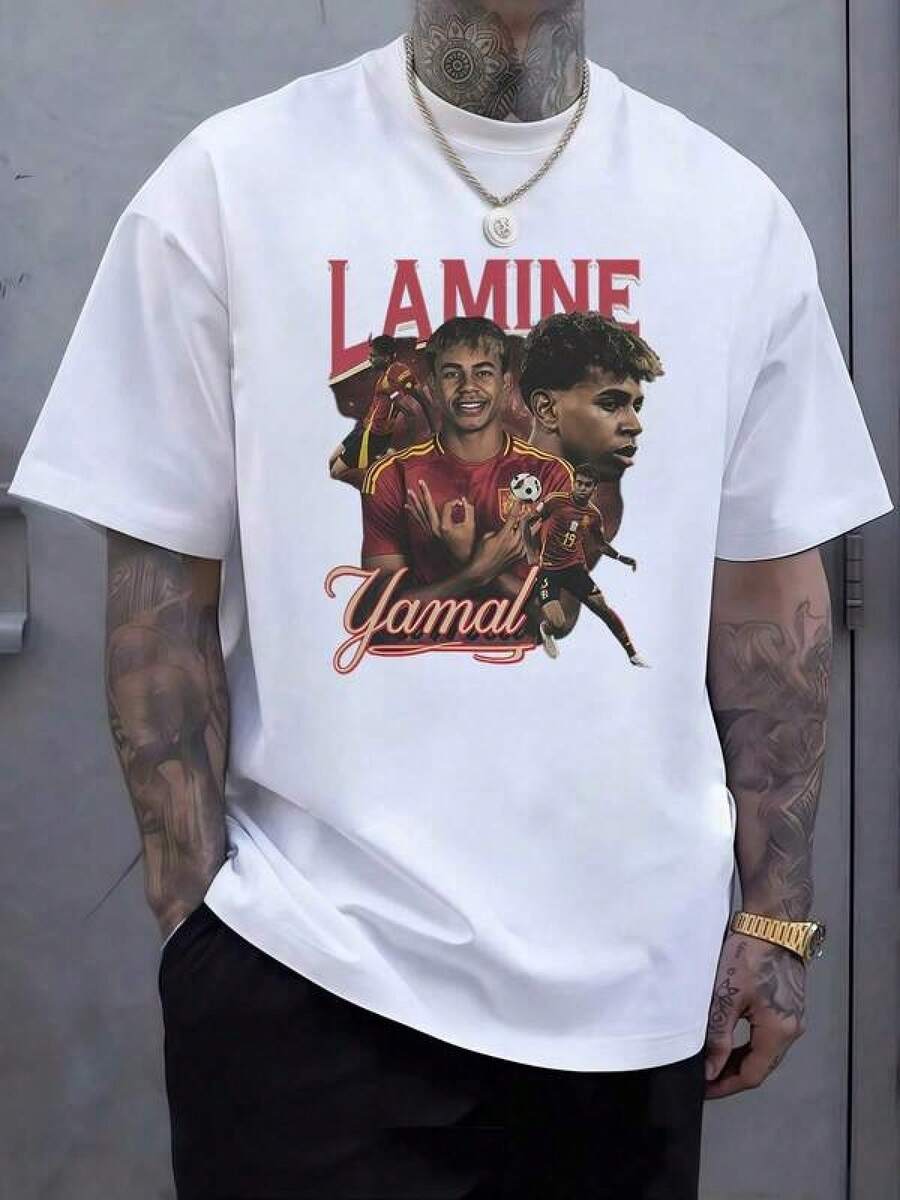Jugadores celebrando con energía y pasión el espíritu del fútbol mostrando trabajo en equipo fuerza juventud y movimiento con tonos vivos y detalles deportivos camiseta de hombre moderna cómoda para fanáticos del deporte y moda casual - Negro - Ver 1