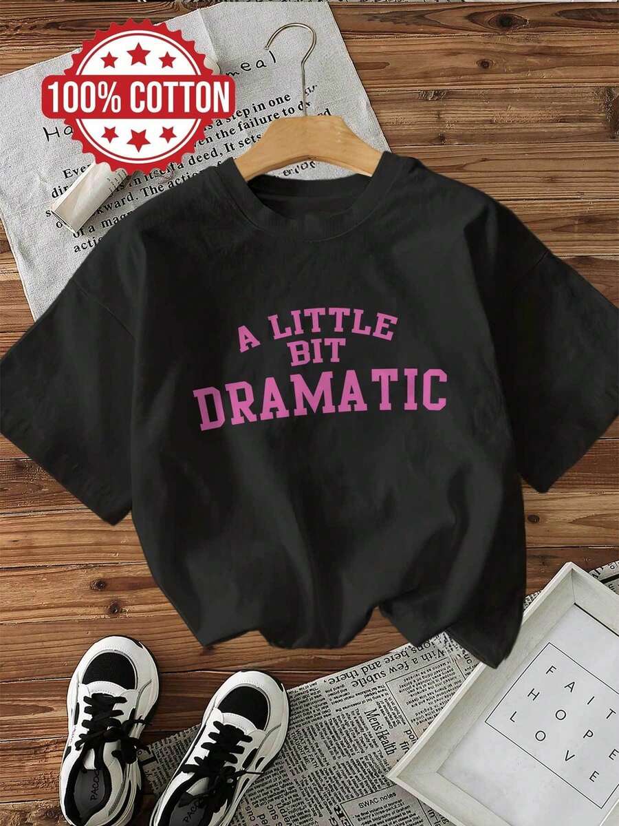 Camiseta de algodón de manga corta y cuello redondo con estampado de letras "A LITTLE BIT DRAMATIC", estilo ligero y divertido, para uso diario casual en verano. - Negro - Ver 1