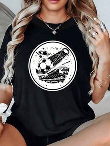 Balón de fútbol viajando por el universo entre planetas y estrellas con una zapatilla frente a una portería simbolizando pasión deportiva y energía cósmica camiseta de mujer casual moderna cómoda para uso diario - Negro - Ver 1