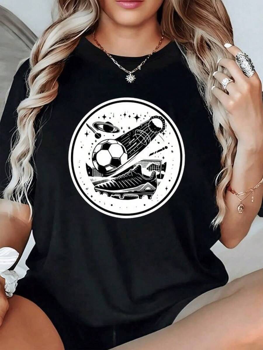 Balón de fútbol viajando por el universo entre planetas y estrellas con una zapatilla frente a una portería simbolizando pasión deportiva y energía cósmica camiseta de mujer casual moderna cómoda para uso diario - Negro - Ver 1
