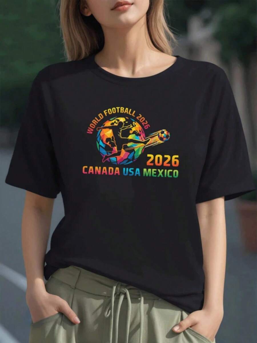 Figura colorida de jugador de fútbol pateando un balón que forma un mapa mundial con texto World Football 2026 y países Canadá USA México celebrando unidad y pasión deportiva camiseta para mujer 100% algodón - Negro - Ver 1