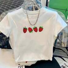 Women's Casual T-Shirt, Y2K Style, White With Strawberry Print, Cropped Top. | Short-Sleeved Shirt With Exposed Waistband | Lightweight And Breathable T-Shirt For Summer | Sexy Fitted Top For Parties And Street Style | Soft Crew Neck Top With Red Fruit Design, 100% Durable Cotton - 白色 - 查看 2