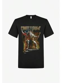 Camiseta unisex de manga corta, negra, con un lobo feroz que lleva una corona y armadura, sentado en un trono, sosteniendo un cetro con púas, con las llamativas letras metálicas "POWERWOLF" escritas encima. - Negro - Ver 1