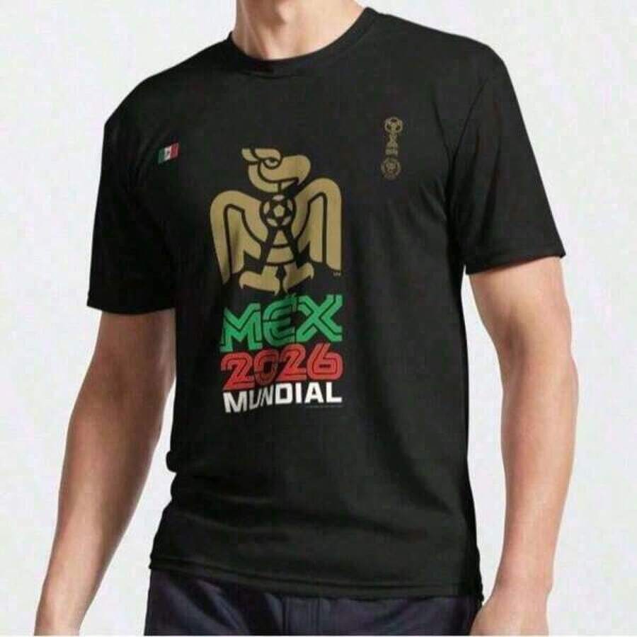 Camiseta Gráfica Retro Sporty Cup 2026, Camiseta de Fútbol 2026 con Banderas Norteamericanas y Estampado _The World Is Coming Home_, Regalo para ÉlTee - Negro - Ver 1