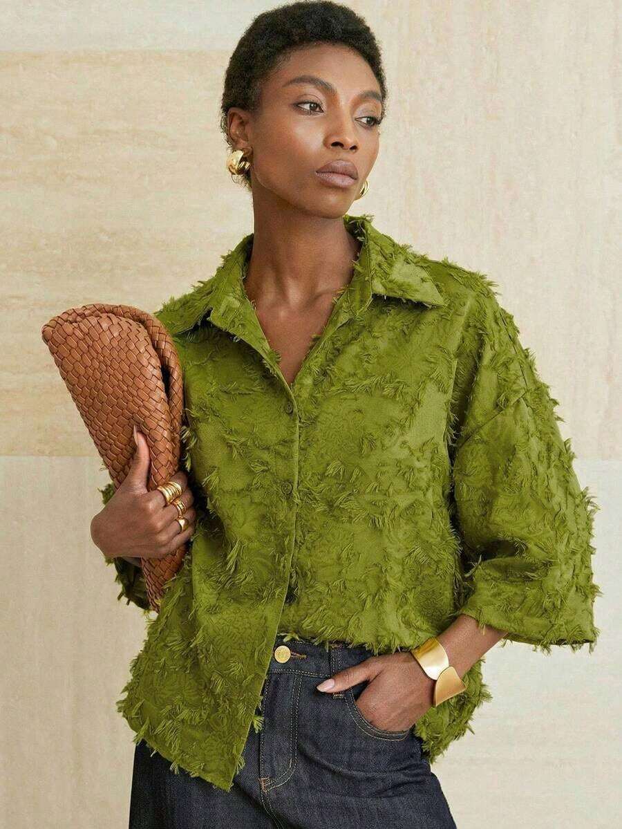 Camisa de manga 7/8 verde oliva, corte minimalista, ajuste holgado, cuello clásico de solapa, cómoda de llevar - Verde - Ver 1