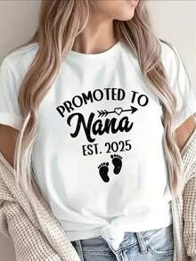 Camiseta negra de manga corta, ligera y resistente, con la impresión "Nana Est."El diseño "2025" y el patrón de huellas son perfectos para salidas informales o para usar en casa, lo que lo convierte en un excelente regalo para la abuela de una nueva madre. - Blanco - Ver 1